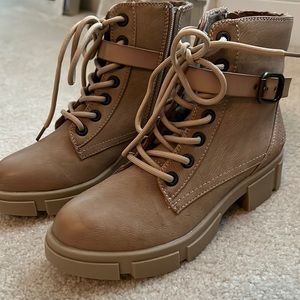 Blowfish lug boot with inner zipper NWOT